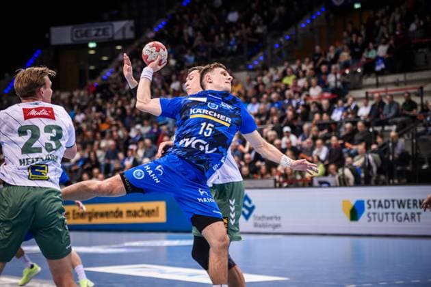 Simone Mengon TVB Stuttgart, 15 jumps past Azat Valiullin TSV GWD Minden, 55 , right and Niclas Benedict Heitkamp TSV GWD Minden, 23 , left GER, TVB 1898 Stuttgart TSV GWD Minden, DAIKIN HBL, Handball, Bundesliga, Matchday 13, Season 2025 2026, 20 11 2025 GER, TVB 1898 Stuttgart TSV GWD Minden, DAIKIN HBL, Handball, Bundesliga, Matchday 13, Season 2025 2026, 20 11 2025 Stuttgart Copyright: xSandyxDinkelackerx EP_SDR