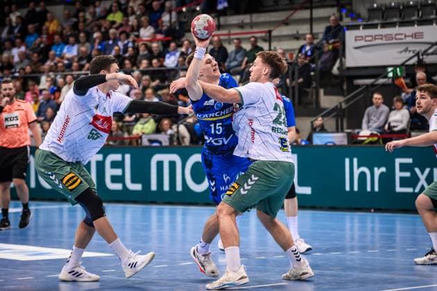 Niclas Benedict Heitkamp TSV GWD Minden, 23 , right and Azat Valiullin TSV GWD Minden, 55 , left stop attack by Simone Mengon TVB Stuttgart, 15 GER, TVB 1898 Stuttgart TSV GWD Minden, DAIKIN HBL, Handball, Bundesliga, Matchday 13, Season 2025 2026, 20 11 2025 GER, TVB 1898 Stuttgart TSV GWD Minden, DAIKIN HBL, Handball, Bundesliga, Matchday 13, Season 2025 2026, 20 11 2025 Stuttgart Copyright: xSandyxDinkelackerx EP_SDR