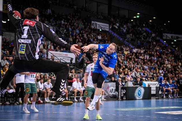 Lenny Rubin TVB Stuttgart, 44 vs Malte Semisch TSV GWD Minden, 01 GER, TVB 1898 Stuttgart TSV GWD Minden, DAIKIN HBL, Handball, Bundesliga, Matchday 13, Season 2025 2026, 20 11 2025 GER, TVB 1898 Stuttgart TSV GWD Minden, DAIKIN HBL, Handball, Bundesliga, Matchday 13, Season 2025 2026, 20 11 2025 Stuttgart Copyright: xSandyxDinkelackerx EP_SDR