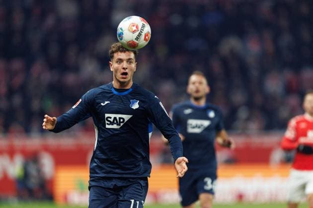 Fisnik Asllani TSG Hoffenheim with ball, FSV Mainz 05 vs TSG Hoffenheim, Football, 1 Bundesliga, Matchday 11, Season 2025 2026, 21 11 2025 DFB regulations prohibit any use of photographs as image sequences and or quasi video FSV Mainz 05 vs TSG Hoffenheim, Football, 1 Bundesliga, Matchday 11, Season 2025 2026, 21 11 2025 Copyright: xEibner-Pressefoto AlexanderxNeisx EP_ANS