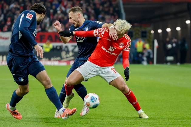 Vladimir Coufal TSG Hoffenheim, 34 and Benedict Hollerbach 1 FSV Mainz, 17 in duel , Germany, Soccer, 1 Bundesliga, Matchday 11, 2025 2026, 1 FSV Mainz vs TSG 1899 Hoffenheim, 21 11 2025, Mewa Arena, Mainz, Germany Mainz Mewa Arena Rheinland Pfalz Germany Copyright: xGrantxHubbsx