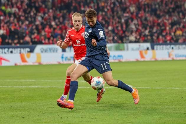 Andreas Hanche Olsen 1 FSV Mainz, 25 and Fisnik Asllani TSG Hoffenheim, 11 fighting for the ball , Germany, Football, 1 Bundesliga, 11 Matchday, 2025 2026, 1 FSV Mainz vs TSG 1899 Hoffenheim, 21 11 2025, Mewa Arena, Mainz, Germany Mainz Mewa Arena Rheinland Pfalz Germany Copyright: xGrantxHubbsx