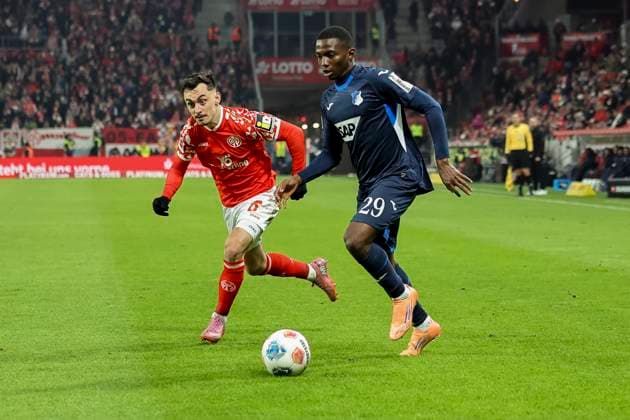 Paul Nebel 1 FSV Mainz, 08 and Bazoumana Toure TSG Hoffenheim, 29 in a running duel , Germany, Football, 1 Bundesliga, Matchday 11, 2025 2026, 1 FSV Mainz vs TSG 1899 Hoffenheim, 21 11 2025, Mewa Arena, Mainz, Germany Mainz Mewa Arena Rheinland Pfalz Germany Copyright: xGrantxHubbsx