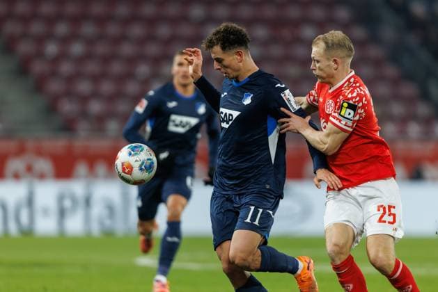 Fisnik Asllani TSG Hoffenheim in a duel with Andreas Hanche Olsen FSV Mainz 05 , FSV Mainz 05 vs TSG Hoffenheim, Football, 1 Bundesliga, Matchday 11, Season 2025 2026, 21 11 2025 DFB regulations prohibit any use of photographs as image sequences and or quasi video FSV Mainz 05 vs TSG Hoffenheim, Football, 1 Bundesliga, Matchday 11, Season 2025 2026, 21 11 2025 Copyright: xEibner-Pressefoto AlexanderxNeisx EP_ANS