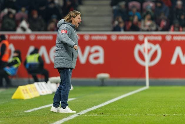 Bo Henriksen Coach FSV Mainz 05 on the touchline, FSV Mainz 05 vs TSG Hoffenheim, Football, 1 Bundesliga, Matchday 11, Season 2025 2026, 21 11 2025 DFB regulations prohibit any use of photographs as image sequences and or quasi video FSV Mainz 05 vs TSG Hoffenheim, Football, 1 Bundesliga, Matchday 11, Season 2025 2026, 21 11 2025 Copyright: xEibner-Pressefoto AlexanderxNeisx EP_ANS