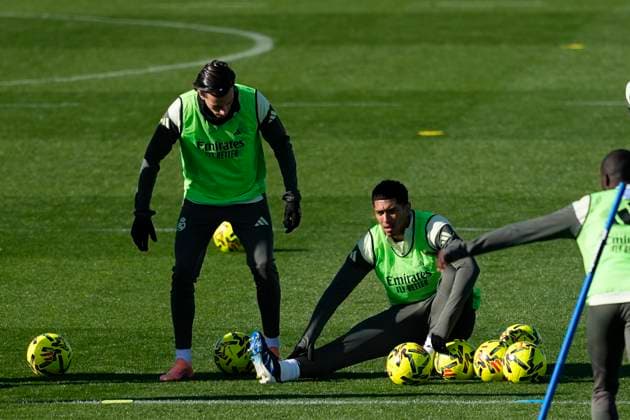 November 22, 2025, Valdebebas, Madrid, Spain: Alvaro Carreras and Jude Bellingham during the training day of Real Madrid ahead the Spanish League, LaLiga EA Sports, football match against Elche CF at Ciudad Deportiva Real Madrid on November 22, 2025, in Valdebebas, Madrid, Spain. Valdebebas Spain - ZUMAa181 20251122_zaa_a181_021 Copyright: xOscarxJ.xBarrosox