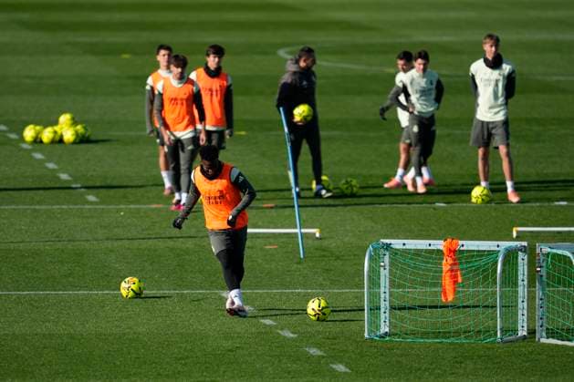 November 22, 2025, Valdebebas, Madrid, Spain: Vinicius Junior during the training day of Real Madrid ahead the Spanish League, LaLiga EA Sports, football match against Elche CF at Ciudad Deportiva Real Madrid on November 22, 2025, in Valdebebas, Madrid, Spain. Valdebebas Spain - ZUMAa181 20251122_zaa_a181_025 Copyright: xOscarxJ.xBarrosox