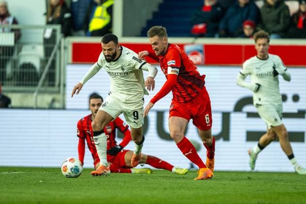 Franck Honorat Borussia Moenchengladbach, 09 , Patrick Mainka FC Heidenheim, 06 , GER, 1 FC Heidenheim vs Borussia Moenchengladbach, Football, Bundesliga, Matchday 11, Season 2025 2026, 22 11 2025, DFL DFB REGULATES PROHIBIT ANY USE OF PHOTOGRAPHS AS IMAGE SEQUENCES AND OR QUASI VIDEO, GER, 1 FC Heidenheim vs Borussia Moenchengladbach, Football, Bundesliga, Matchday 11, Season 2025 2026, 22 11 2025 Heidenheim Copyright: xEibner-Pressefotox EP_EER
