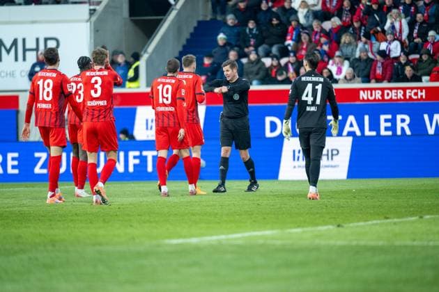 Franl Willenborg referee decides on penalty, GER, 1 FC Heidenheim vs Borussia Moenchengladbach, Football, Bundesliga, Matchday 11, Season 2025 2026, 22 11 2025, DFL DFB REGULATES PROHIBIT ANY USE OF PHOTOGRAPHS AS IMAGE SEQUENCES AND OR QUASI VIDEO, GER, 1 FC Heidenheim vs Borussia Moenchengladbach, Football, Bundesliga, Matchday 11, Season 2025 2026, 22 11 2025 Heidenheim Copyright: xEibner-Pressefotox EP_EER