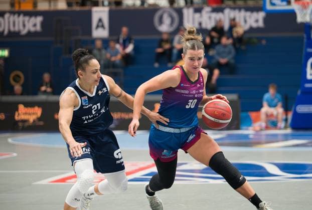 Rachel Arthur Lions, 21 , Samatha Ashby Angels, 30 , Syntainics MBC vs Eigner Angels Nördlingen, Basketball, Women, Bundesliga, Season 2025 26, 8 Matchday, 22 11 2025 Weißenfels Stadthalle Sachsen Anhalt Germany