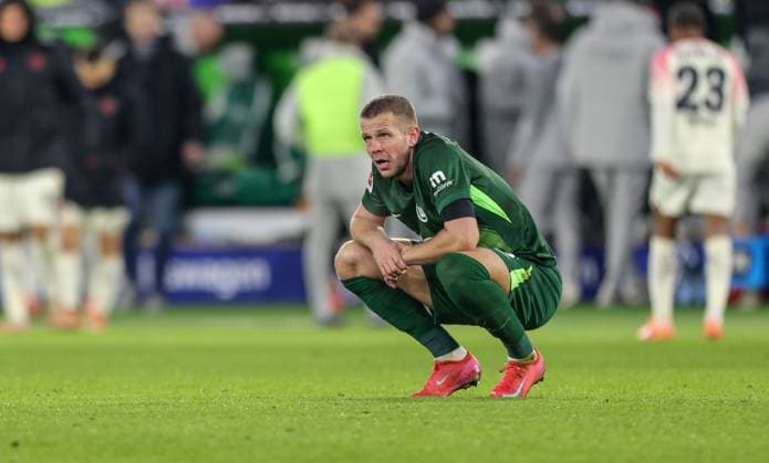 DEU, Wolfsburg, VfL Wolfsburg vs Bayer Leverkusen, Bundesliga, DFB, Season 2526, Volkswagen Arena, Matchday 11, in the picture Disappointment after the defeat, frustration and sadness at Denis Vavro VfL Wolfsburg 3 DFB DFL REGULATIONS PROHIBIT ANY USE OF PHOTOGRAPHS AS IMAGE SEQUENCES AND OR QUASI VIDEO, 22 11 2025 Copyright: HMBxMedia HendrikxHamelau