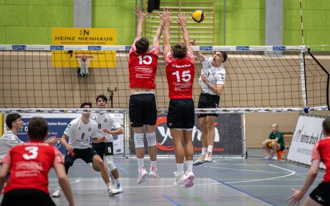 Volleyball, Season 2025 2026, 2 Bundesliga Nord, 22 11 2025, 08 Matchday, Men, TuB Bocholt white vs VV Human Essen red f l Tobias John TuB Bocholt , Jonah Juditzki VV Human Essen , Ben Stoverink TuB Bocholt , Lukas Salimi TuB Bocholt , Simon Schroeder VV Human Essen , Fynn Bach VV Human Essen , Luis Kubo TuB Bocholt , Bocholt Sporthalle West Nordrhein Westfalen Germany 251122_vb_tub-bocholt_vv-human-essen_46383