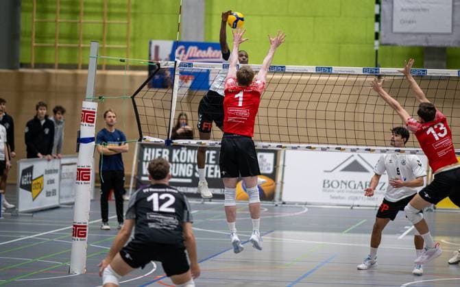 Volleyball, Season 2025 2026, 2 Bundesliga Nord, 22 11 2025, 08 Matchday, Men, TuB Bocholt white vs VV Human Essen red v l Tim Dissmann Libero VV Human Essen , Rudy Schneider TuB Bocholt , Lukas Prions VV Human Essen , Lukas Salimi TuB Bocholt , Simon Schroeder VV Human Essen , Bocholt Sporthalle West Nordrhein Westfalen Germany 251122_vb_tub-bocholt_vv-human-essen_46389