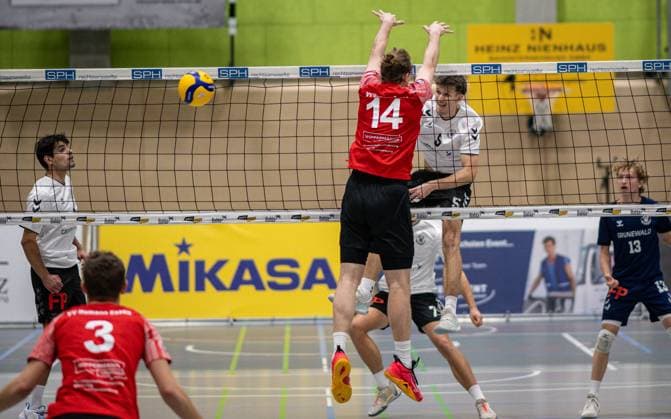 Volleyball, Season 2025 2026, 2 Bundesliga Nord, 22 11 2025, 08 Matchday, Men, TuB Bocholt white vs VV Human Essen red v l Lukas Salimi TuB Bocholt , Jonah Juditzki VV Human Essen , Moritz Finke VV Human Essen , Tobias John TuB Bocholt , Tom Luca Schluse Libero TuB Bocholt , Bocholt Sporthalle West Nordrhein Westfalen Germany 251122_vb_tub-bocholt_vv-human-essen_46390