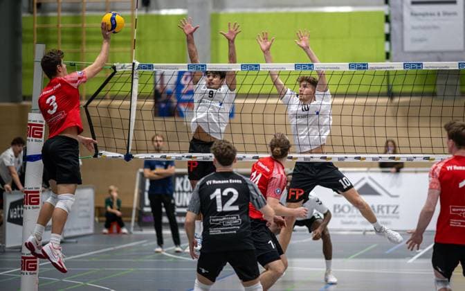 Volleyball, Season 2025 2026, 2 Bundesliga Nord, 22 11 2025, 08 Matchday, Men, TuB Bocholt white vs VV Human Essen red v l Jonah Juditzki VV Human Essen , Lukas Salimi TuB Bocholt , Tim Dissmann Libero VV Human Essen , Moritz Finke VV Human Essen , Tom Doerpinghaus TuB Bocholt , Bocholt Sporthalle West Nordrhein Westfalen Germany 251122_vb_tub-bocholt_vv-human-essen_46393