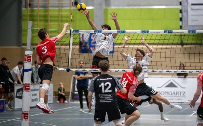 Volleyball, Season 2025 2026, 2 Bundesliga Nord, 22 11 2025, 08 Matchday, Men, TuB Bocholt white vs VV Human Essen red v l Jonah Juditzki VV Human Essen , Lukas Salimi TuB Bocholt , Tim Dissmann Libero VV Human Essen , Moritz Finke VV Human Essen , Tom Doerpinghaus TuB Bocholt , Bocholt Sporthalle West Nordrhein Westfalen Germany 251122_vb_tub-bocholt_vv-human-essen_46394