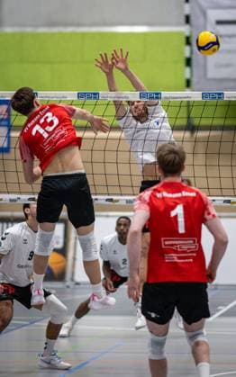 Volleyball, Season 2025 2026, 2 Bundesliga Nord, 22 11 2025, 08 Matchday, Men, TuB Bocholt white vs VV Human Essen red v l Lukas Salimi TuB Bocholt , Simon Schroeder VV Human Essen , Tom Doerpinghaus TuB Bocholt , Lukas Prions VV Human Essen , Bocholt Sporthalle West Nordrhein Westfalen Germany 251122_vb_tub-bocholt_vv-human-essen_46395