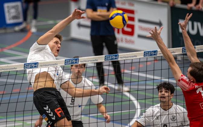 Volleyball, Season 2025 2026, 2 Bundesliga Nord, 22 11 2025, 08 Matchday, Men, TuB Bocholt white vs VV Human Essen red v l Luis Kubo TuB Bocholt , Ben Stoverink TuB Bocholt , Lukas Salimi TuB Bocholt , Simon Schroeder VV Human Essen , Bocholt Sporthalle West Nordrhein Westfalen Germany 251122_vb_tub-bocholt_vv-human-essen_46424