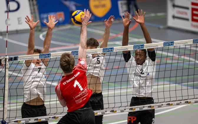Volleyball, Season 2025 2026, 2 Bundesliga Nord, 22 11 2025, 08 Matchday, Men, TuB Bocholt white vs VV Human Essen red v l Luis Kubo TuB Bocholt , Lukas Prions VV Human Essen , Tobias John TuB Bocholt , Rudy Schneider TuB Bocholt , Bocholt Sporthalle West Nordrhein Westfalen Germany 251122_vb_tub-bocholt_vv-human-essen_46429