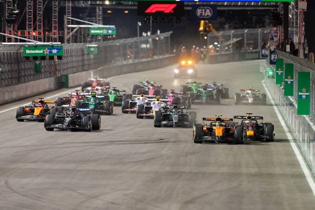 Start, Lando Norris McLaren Formula 1 Team 4 , Max Verstappen Oracle Red Bull Racing 1 , Carlos Sainz jr Atlassian Williams Racing 55 , George Russell Mercedes AMG Petronas 63 , Las Vegas Grand Prix, Motorsport, Men, Formula 1, Race, 22 11 2025 Las Vegas Nevada USA Copyright: xkolbert-press ChristianxKolbertx