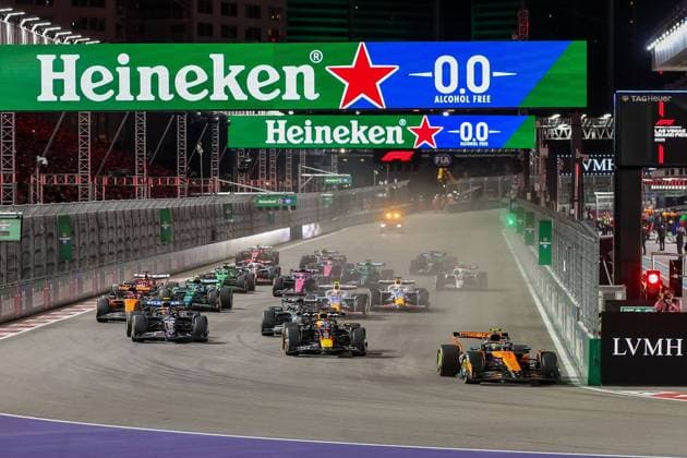 Start, Lando Norris McLaren Formula 1 Team 4 , Max Verstappen Oracle Red Bull Racing 1 , Carlos Sainz jr Atlassian Williams Racing 55 , George Russell Mercedes AMG Petronas 63 , Las Vegas Grand Prix, Motorsport, Men, Formula 1, Race, 22 11 2025 Las Vegas Nevada USA Copyright: xkolbert-press ChristianxKolbertx