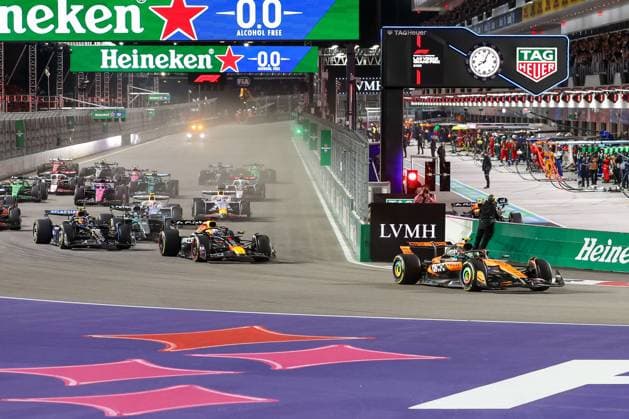 Start, Lando Norris McLaren Formula 1 Team 4 , Max Verstappen Oracle Red Bull Racing 1 , Carlos Sainz jr Atlassian Williams Racing 55 , George Russell Mercedes AMG Petronas 63 , Las Vegas Grand Prix, Motorsport, Men, Formula 1, Race, 22 11 2025 Las Vegas Nevada USA Copyright: xkolbert-press ChristianxKolbertx