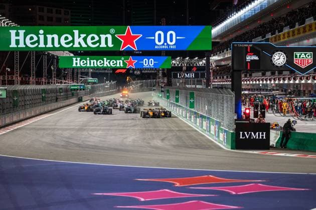 Formula 1 Heineken Las Vegas Grand Prix 2025 Thomas Cerato OVERTAKE MAXPPP - Las Vegas 23 11 2025 Start of the race with all cars and 04 NORRIS Lando (gbr), McLaren F1 Team, action 01 VERSTAPPEN Max (nld), Oracle Red Bull Racing, action & 55 SAINZ Carlos (esp), Atlassian Williams Racing, action fighting at the Formula 1 Heineken Las Vegas Grand Prix 2025, the 22nd round of the 2025 FIA Formula 1 World Championship, WM, Weltmeisterschaft held on the Las Vegas Strip Circuit in Las Vegas, Nevada, United States, from 19 to 22 November 2025. Las Vegas United States Copyright: xOVERTAKE MAXPPPxThomasxCeratox OVT202511235975 OVT202511235975