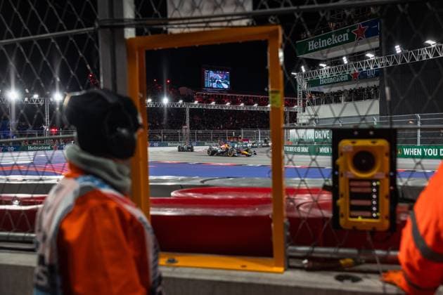 Formula 1 Heineken Las Vegas Grand Prix 2025 Thomas Cerato OVERTAKE MAXPPP - Las Vegas 23 11 2025 01 VERSTAPPEN Max (nld), Oracle Red Bull Racing, action & 63 RUSSELL George (gbr), Mercedes-AMG PETRONAS F1 Team, action at the Formula 1 Heineken Las Vegas Grand Prix 2025, the 22nd round of the 2025 FIA Formula 1 World Championship, WM, Weltmeisterschaft held on the Las Vegas Strip Circuit in Las Vegas, Nevada, United States, from 19 to 22 November 2025. Las Vegas United States Copyright: xOVERTAKE MAXPPPxThomasxCeratox OVT202511235978 OVT202511235978