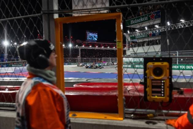 Formula 1 Heineken Las Vegas Grand Prix 2025 Thomas Cerato OVERTAKE MAXPPP - Las Vegas 23 11 2025 55 SAINZ Carlos (esp), Atlassian Williams Racing, action & 06 HADJAR Isack (fra), Visa Cash APP Racing Bulls, action at the Formula 1 Heineken Las Vegas Grand Prix 2025, the 22nd round of the 2025 FIA Formula 1 World Championship, WM, Weltmeisterschaft held on the Las Vegas Strip Circuit in Las Vegas, Nevada, United States, from 19 to 22 November 2025. Las Vegas United States Copyright: xOVERTAKE MAXPPPxThomasxCeratox OVT202511235981 OVT202511235981