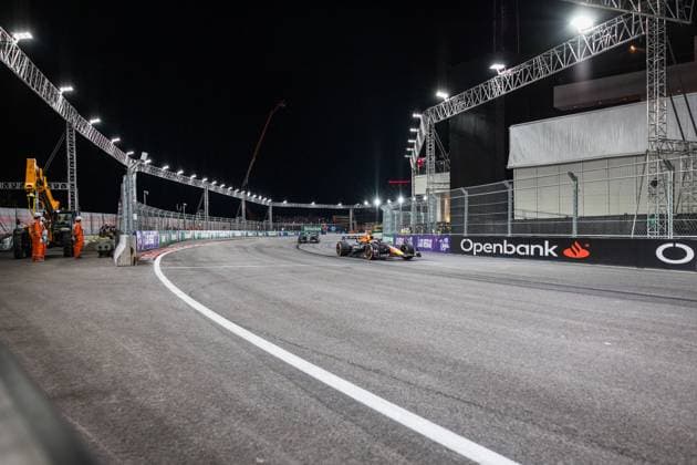 Formula 1 Heineken Las Vegas Grand Prix 2025 Thomas Cerato OVERTAKE MAXPPP - Las Vegas 23 11 2025 01 VERSTAPPEN Max (nld), Oracle Red Bull Racing, action & 63 RUSSELL George (gbr), Mercedes-AMG PETRONAS F1 Team, action at the Formula 1 Heineken Las Vegas Grand Prix 2025, the 22nd round of the 2025 FIA Formula 1 World Championship, WM, Weltmeisterschaft held on the Las Vegas Strip Circuit in Las Vegas, Nevada, United States, from 19 to 22 November 2025. Las Vegas United States Copyright: xOVERTAKE MAXPPPxThomasxCeratox OVT202511235989 OVT202511235989
