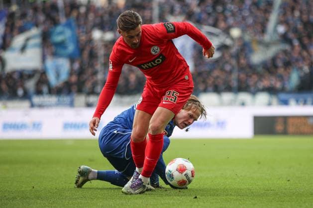 Petkov Lukas SV Elversberg, 25 in duel with David Herold Karlsruher SC, 20 , Karlsruher SC vs SV Elversberg, 2 Bundesliga, Matchday 13, 2025 2026, 23 11 2025, DFL REGULATIONS PROHIBIT ANY USE OF PHOTOGRAPHS AS IMAGE SEQUENCES AND OR QUASI VIDEO, Karlsruher SC vs SV Elversberg, 2 Bundesliga, Matchday 13, 2025 2026, 23 11 2025 Karlsruhe Copyright: xEibner-Pressefoto JanxPrihodax EP_JPA