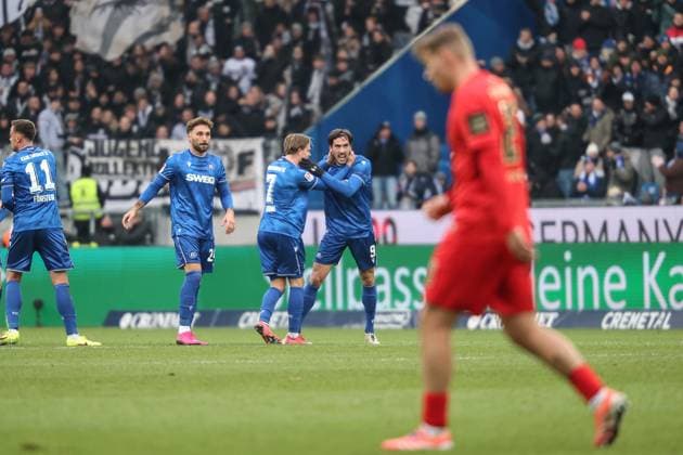 Roko Simic Karlsruher SC, 09 celebrates his goal for 1 1 Dzenis Burnic Karlsruher SC, 07 , Karlsruher SC vs SV Elversberg, 2 Bundesliga, Matchday 13, 2025 2026, 23 11 2025, DFL REGULATIONS PROHIBIT ANY USE OF PHOTOGRAPHS AS IMAGE SEQUENCES AND OR QUASI VIDEO, Karlsruher SC vs SV Elversberg, 2 Bundesliga, Matchday 13, 2025 2026, 23 11 2025 Karlsruhe Copyright: xEibner-Pressefoto JanxPrihodax EP_JPA