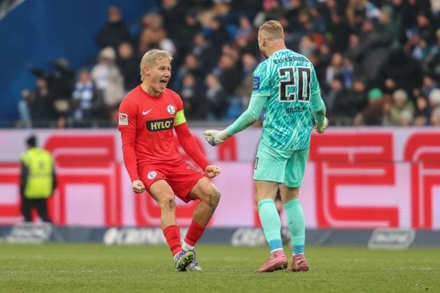 Pinckert Lukas SV Elversberg, 19 and Kristof Nicolas SV Elversberg, goalkeeper 20 celebrate the winning goal, Karlsruher SC vs SV Elversberg, 2 Bundesliga, Matchday 13, 2025 2026, 23 11 2025, DFL REGULATIONS PROHIBIT ANY USE OF PHOTOGRAPHS AS IMAGE SEQUENCES AND OR QUASI VIDEO, Karlsruher SC vs SV Elversberg, 2 Bundesliga, Matchday 13, 2025 2026, 23 11 2025 Karlsruhe Copyright: xEibner-Pressefoto JanxPrihodax EP_JPA