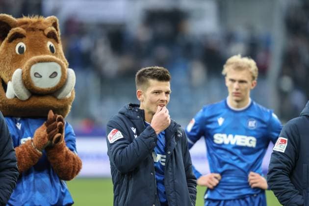 Marvin Wanitzek Karlsruher SC, 10 after the match, Karlsruher SC vs SV Elversberg, 2 Bundesliga, 13 Matchday, 2025 2026, 23 11 2025, DFL REGULATES PROHIBIT ANY USE OF PHOTOGRAPHS AS IMAGE SEQUENCES AND OR QUASI VIDEO, Karlsruher SC vs SV Elversberg, 2 Bundesliga, 13 Matchday, 2025 2026, 23 11 2025 Karlsruhe Copyright: xEibner-Pressefoto JanxPrihodax EP_JPA