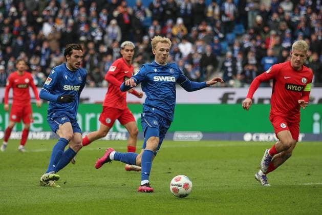 On the ball Leo Opitz Karlsruher SC, 17 , Karlsruher SC vs SV Elversberg, 2 Bundesliga, 13 Matchday, 2025 2026, 23 11 2025, DFL REGULATES PROHIBIT ANY USE OF PHOTOGRAPHS AS IMAGE SEQUENCES AND OR QUASI VIDEO, Karlsruher SC vs SV Elversberg, 2 Bundesliga, 13 Matchday, 2025 2026, 23 11 2025 Karlsruhe Copyright: xEibner-Pressefoto JanxPrihodax EP_JPA
