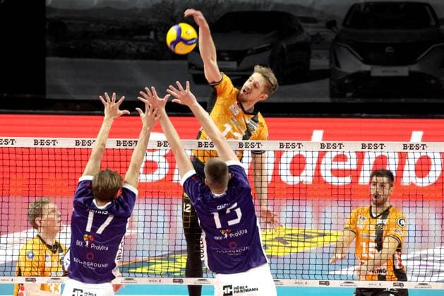 DEU, DVV, 1 VBL, BR Volleys vs ASV Dachau, 23 11 2025, Max Schmeling Halle, Berlin, DEU, DVV, 1 VBL, BR Volleys vs ASV Dachau, in the picture Florian Krage Brewitz BR Volleys 12 , William Kuhns Dachau 17 , Fabian Suck Dachau 15 nordphotoxGmbHx xEngler nph00076