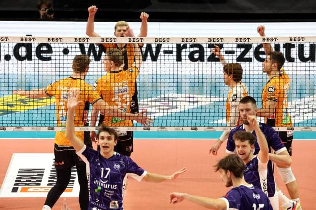 DEU, DVV, 1 VBL, BR Volleys vs ASV Dachau, 23 11 2025, Max Schmeling Halle, Berlin, DEU, DVV, 1 VBL, BR Volleys vs ASV Dachau, in the picture BR Volleys players circle, Dachau players circle nordphotoxGmbHx xEngler nph00076