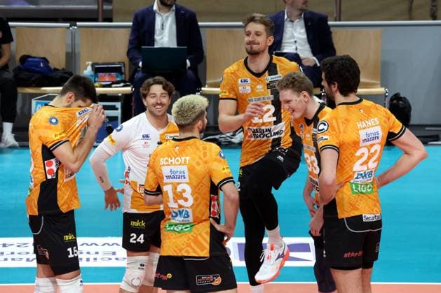 DEU, DVV, 1 VBL, BR Volleys vs ASV Dachau, 23 11 2025, Max Schmeling Halle, Berlin, DEU, DVV, 1 VBL, BR Volleys vs ASV Dachau, in the picture Challenge, BR Volleys players circle nordphotoxGmbHx xEngler nph00076