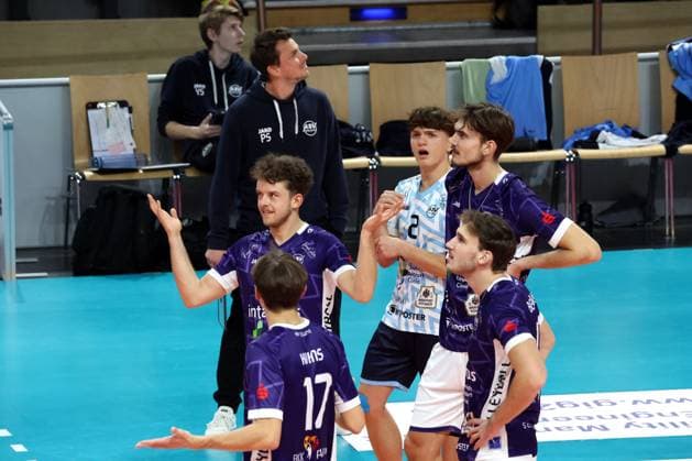 DEU, DVV, 1 VBL, BR Volleys vs ASV Dachau, 23 11 2025, Max Schmeling Halle, Berlin, DEU, DVV, 1 VBL, BR Volleys vs ASV Dachau, in the picture Challenge, Dachau players circle, Coach Patrick Steuerwald Dachau nordphotoxGmbHx xEngler nph00076