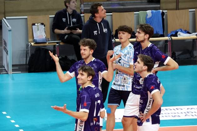 DEU, DVV, 1 VBL, BR Volleys vs ASV Dachau, 23 11 2025, Max Schmeling Halle, Berlin, DEU, DVV, 1 VBL, BR Volleys vs ASV Dachau, in the picture Challenge, Dachau players circle, Coach Patrick Steuerwald Dachau nordphotoxGmbHx xEngler nph00076