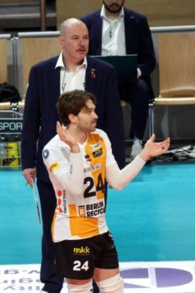 DEU, DVV, 1 VBL, BR Volleys vs ASV Dachau, 23 11 2025, Max Schmeling Halle, Berlin, DEU, DVV, 1 VBL, BR Volleys vs ASV Dachau, in the picture coach Joel Banks BR Volleys , Kyle Dagostino BR Volleys 24 nordphotoxGmbHx xEngler nph00076