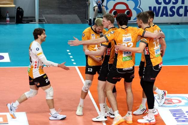 DEU, DVV, 1 VBL, BR Volleys vs ASV Dachau, 23 11 2025, Max Schmeling Halle, Berlin, DEU, DVV, 1 VBL, BR Volleys vs ASV Dachau, in the picture BR Volleys players circle, Kyle Dagostino BR Volleys 24 nordphotoxGmbHx xEngler nph00076
