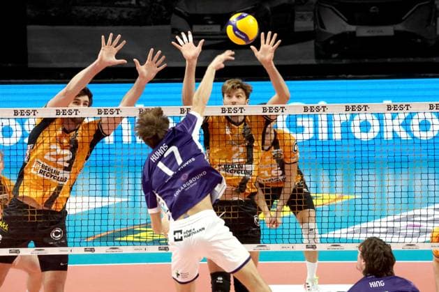 DEU, DVV, 1 VBL, BR Volleys vs ASV Dachau, 23 11 2025, Max Schmeling Halle, Berlin, DEU, DVV, 1 VBL, BR Volleys vs ASV Dachau, in the picture Jake Hanes BR Volleys 22 , Matthew Knigge BR Volleys 2 , William Kuhns Dachau 17 nordphotoxGmbHx xEngler nph00076