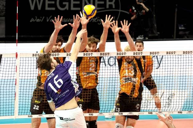 DEU, DVV, 1 VBL, BR Volleys vs ASV Dachau, 23 11 2025, Max Schmeling Halle, Berlin, DEU, DVV, 1 VBL, BR Volleys vs ASV Dachau, in the picture Jake Hanes BR Volleys 22 , Matthew Knigge BR Volleys 2 , Ruben Schott BR Volleys 13 , Marius Buechi Dachau 16 nordphotoxGmbHx xEngler nph00076