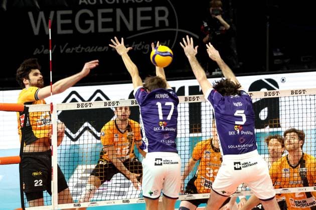 DEU, DVV, 1 VBL, BR Volleys vs ASV Dachau, 23 11 2025, Max Schmeling Halle, Berlin, DEU, DVV, 1 VBL, BR Volleys vs ASV Dachau, in the picture Jake Hanes BR Volleys 22 , William Kuhns Dachau 17 , Alexander King Dachau 5 nordphotoxGmbHx xEngler nph00076