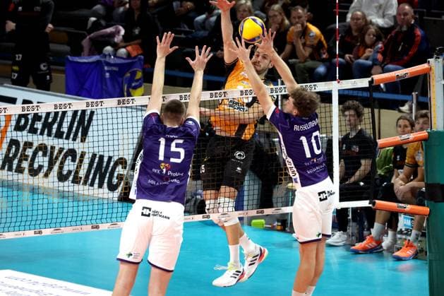 DEU, DVV, 1 VBL, BR Volleys vs ASV Dachau, 23 11 2025, Max Schmeling Halle, Berlin, DEU, DVV, 1 VBL, BR Volleys vs ASV Dachau, in the picture Moritz Reichert BR Volleys 15 , Fabian Suck Dachau 15 , Luca Russelmann Dachau 10 nordphotoxGmbHx xEngler nph00076