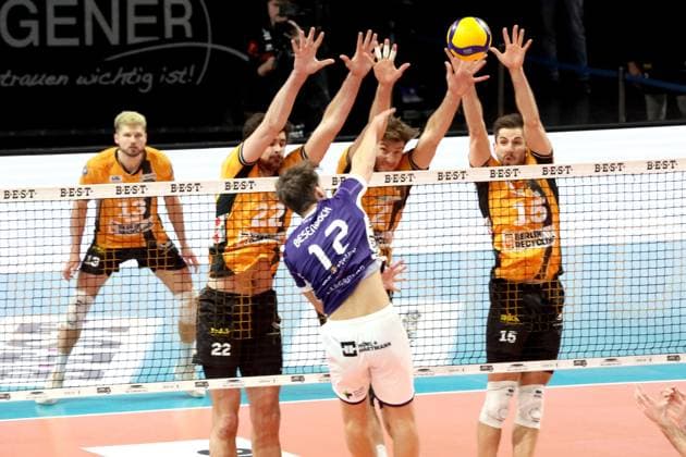 DEU, DVV, 1 VBL, BR Volleys vs ASV Dachau, 23 11 2025, Max Schmeling Halle, Berlin, DEU, DVV, 1 VBL, BR Volleys vs ASV Dachau, in the picture Jake Hanes BR Volleys 22 , Matthew Knigge BR Volleys 2 , Moritz Reichert BR Volleys 15 , Tobias Besenboeck Dachau 12 nordphotoxGmbHx xEngler nph00076