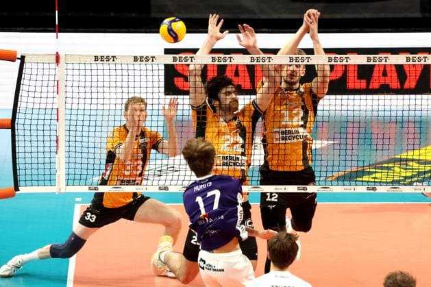DEU, DVV, 1 VBL, BR Volleys vs ASV Dachau, 23 11 2025, Max Schmeling Halle, Berlin, DEU, DVV, 1 VBL, BR Volleys vs ASV Dachau, in the picture Fedor Ivanov BR Volleys 33 , Jake Hanes BR Volleys 22 , Florian Krage Brewitz BR Volleys 12 , William Kuhns Dachau 17 nordphotoxGmbHx xEngler nph00076