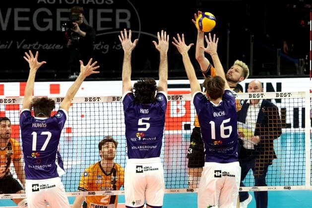 DEU, DVV, 1 VBL, BR Volleys vs ASV Dachau, 23 11 2025, Max Schmeling Halle, Berlin, DEU, DVV, 1 VBL, BR Volleys vs ASV Dachau, in the picture Ruben Schott BR Volleys 13 , Alexander King Dachau 5 , Marius Buechi Dachau 16 nordphotoxGmbHx xEngler nph00076