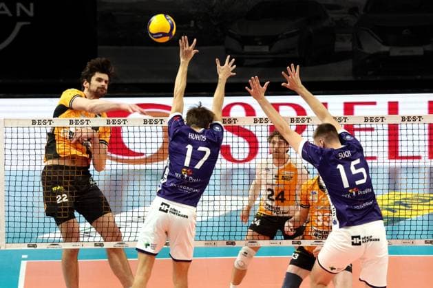 DEU, DVV, 1 VBL, BR Volleys vs ASV Dachau, 23 11 2025, Max Schmeling Halle, Berlin, DEU, DVV, 1 VBL, BR Volleys vs ASV Dachau, in the picture Jake Hanes BR Volleys 22 , William Kuhns Dachau 17 , Fabian Suck Dachau 15 nordphotoxGmbHx xEngler nph00076
